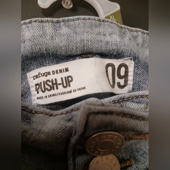 REFUGE DENIM SIZE 9 PUSH-UP WOMEN'S RIPPED JEANS💙 - Picture 3 of 3